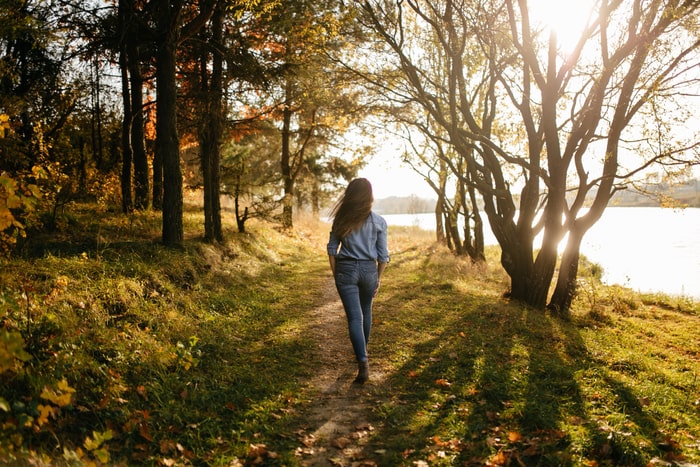 Achtsamkeit Coaching in Berlin - frau spaziert im wald entspannt